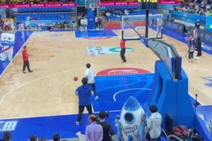 姿勢美如畫！CBA現場球迷三分命中后，非常興奮！